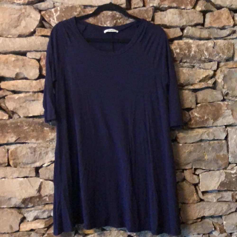Navy blue tunic with 3/4 sleeves and pockets